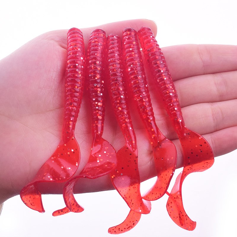 Faux et doux, tuez le poisson mandarin à travers toute la couche d'eau