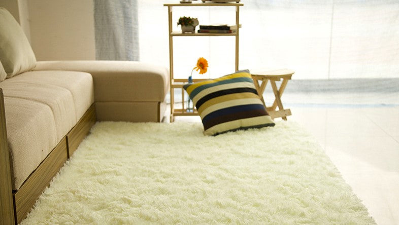 Salle de séjour table basse chambre lit côté lit non-dérapant peluche tapis