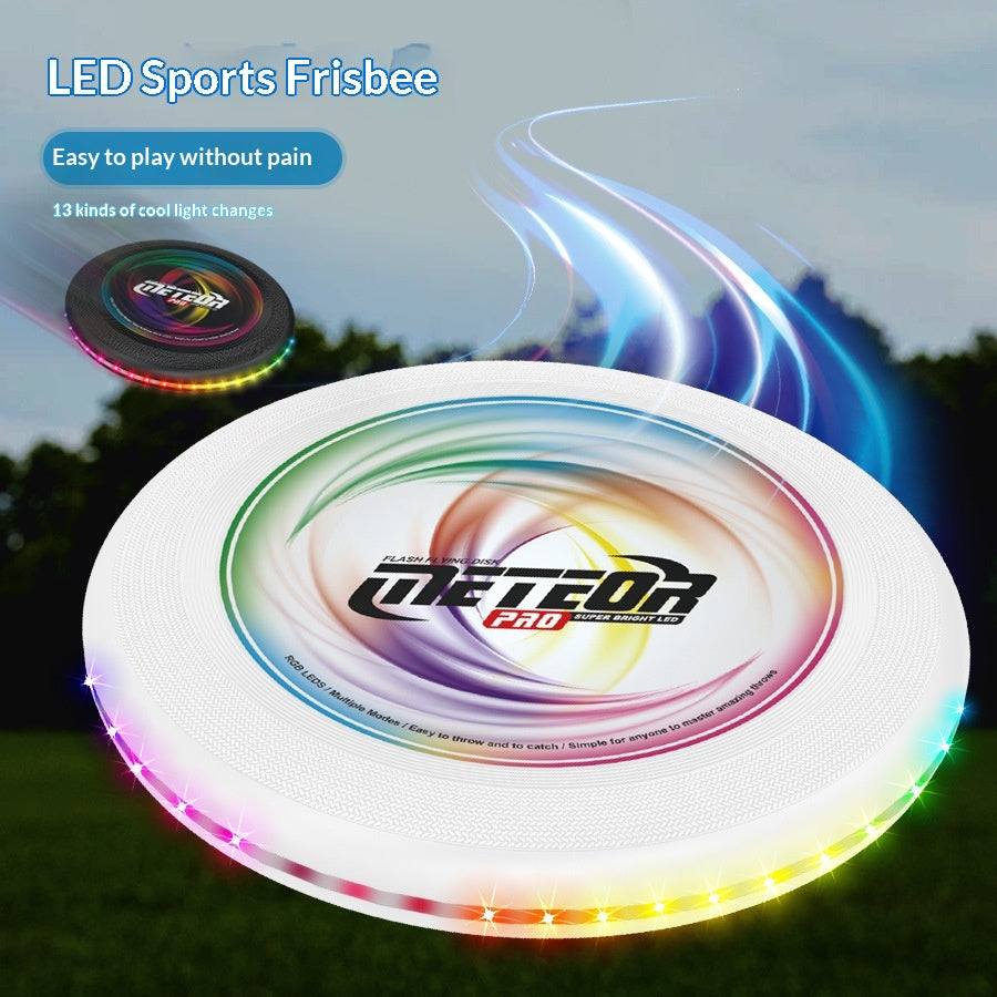 Enfants de plein air sport lumineux frisbee lancer à la main et glisse dans une spirale