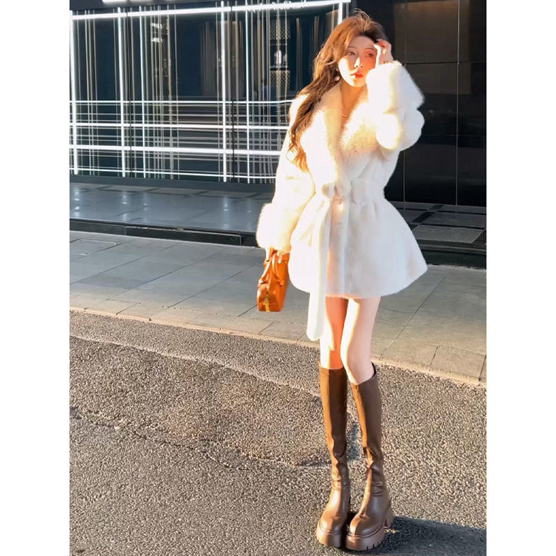 Manteau de fourrure mi-longueur de femmes avec un grand collier de fourrure et ceinture liée