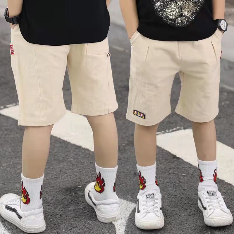 La mode des shorts d'été pour garçons