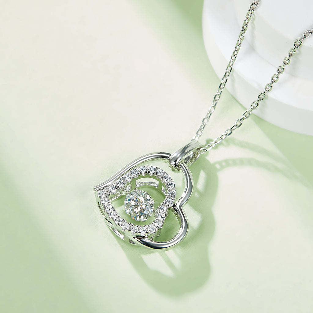 S925 Argent Sterling 0.5ct D Couleur VVS1 Moissanite Collier de coeur enroulé 45cm Platine