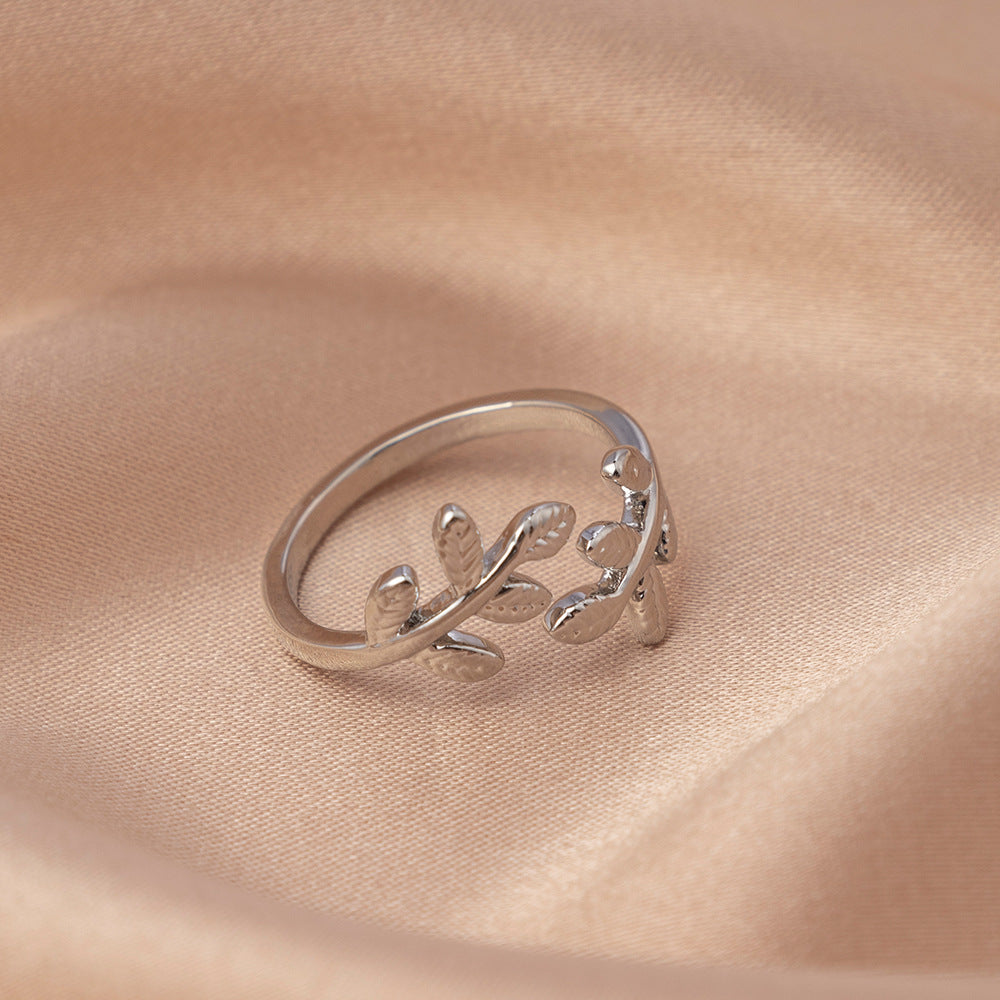 Anneau haut de gamme luxureux et clair avec Zirconia cubique dans une bande plate