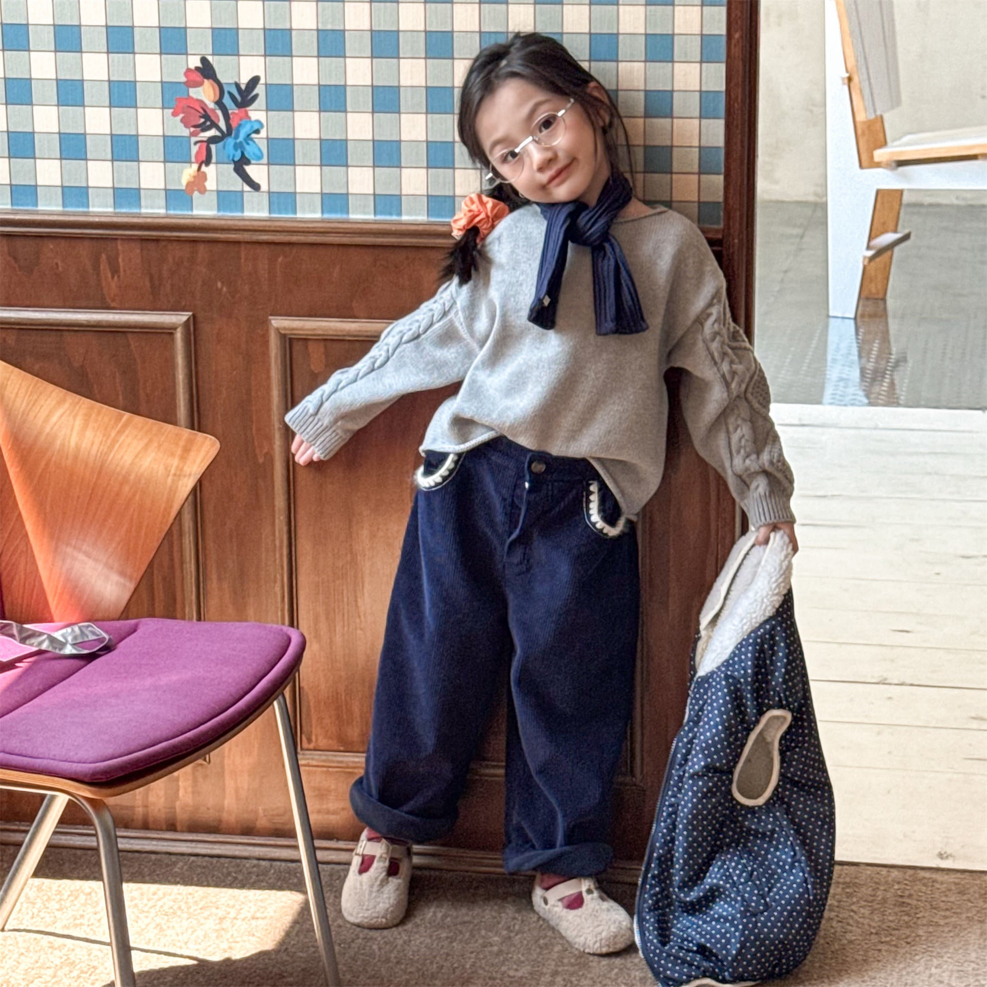 Pantalon velours côtelé bébé, coupe droite et bord en dentelle