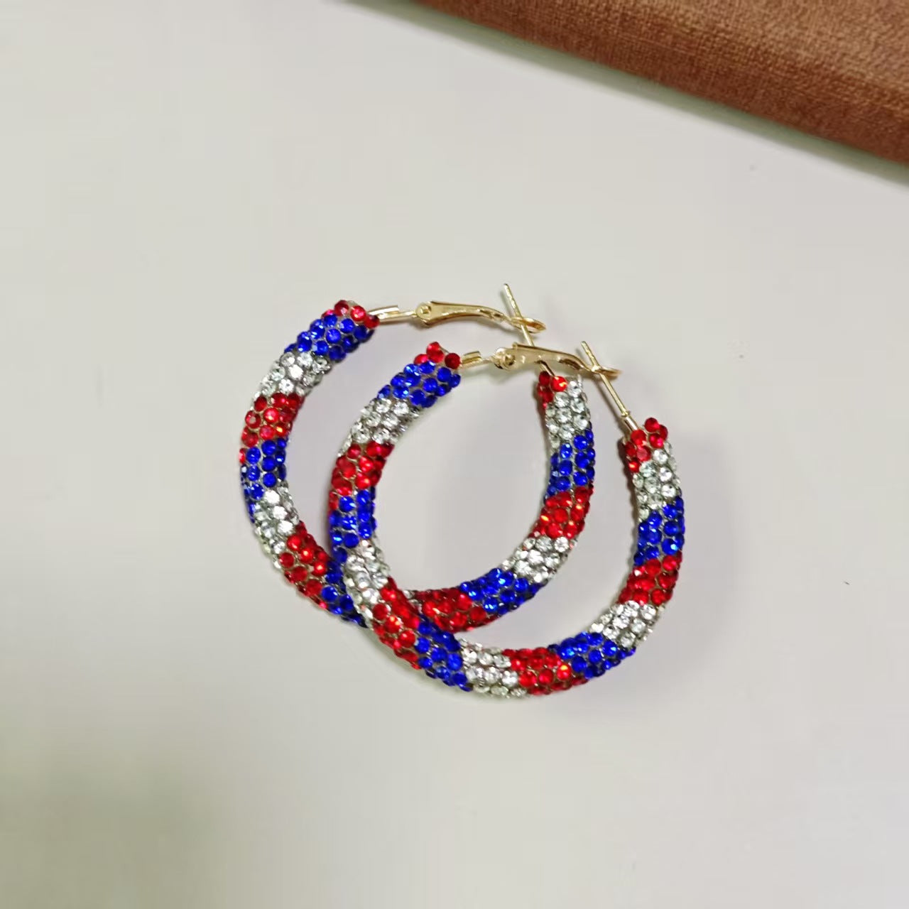 Boucles d'oreilles en forme de boucles d'enroulement entièrement diamantées