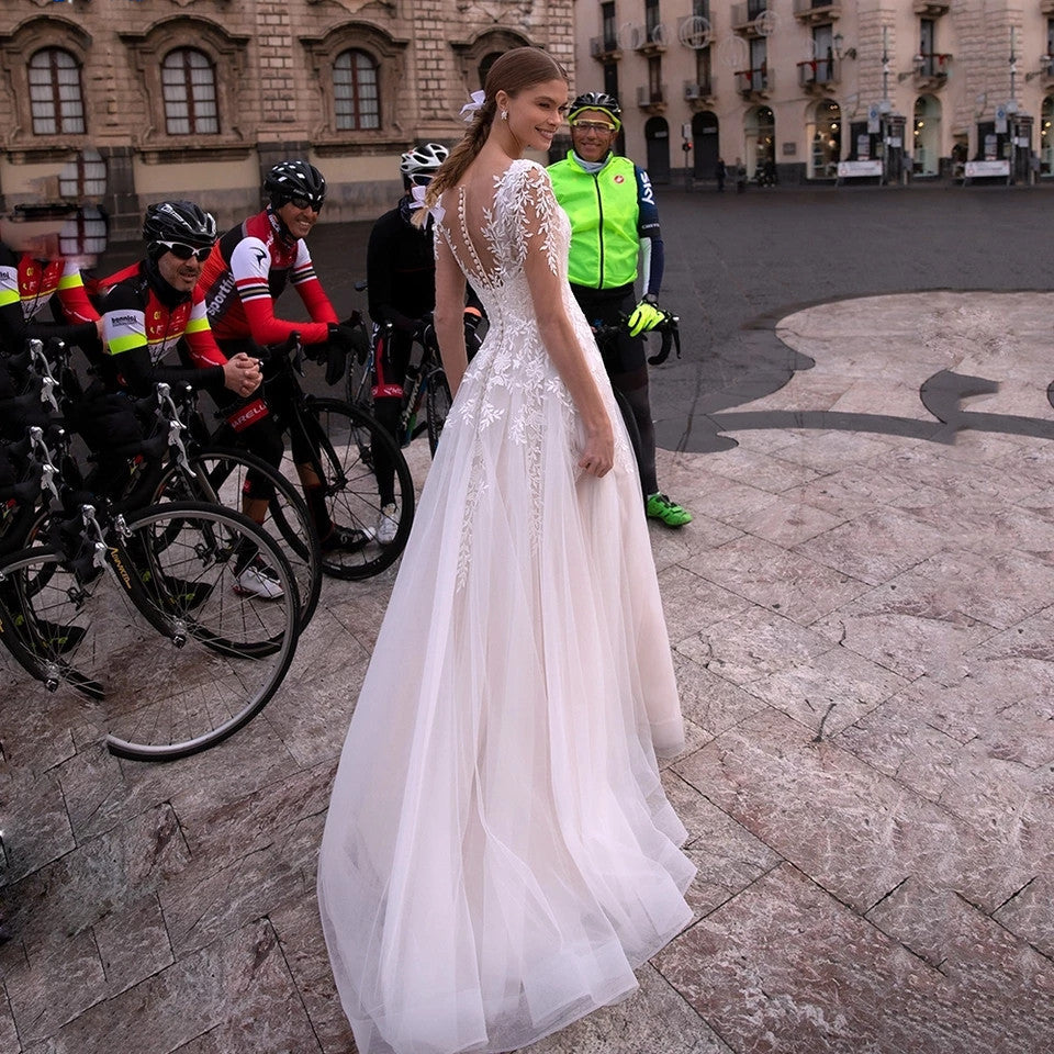 Dentelle Sheer Tulle Une ligne Gown Mariage avec un train court