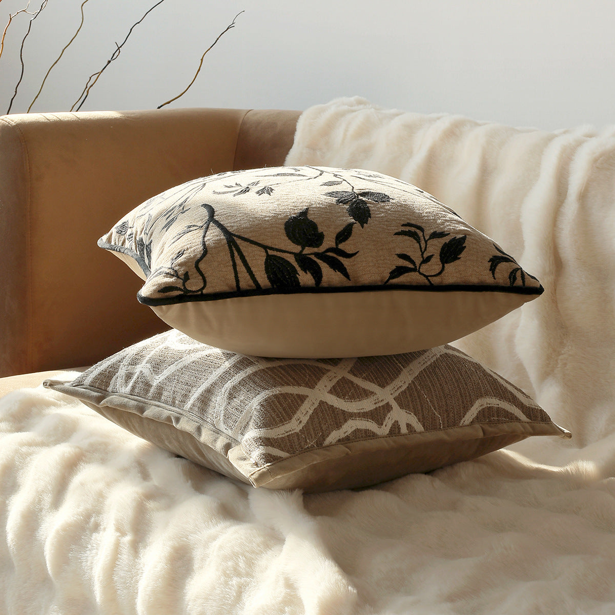 Coussin de canapé moderne de luxe léger au milieu du siècle avec un lit de luxe