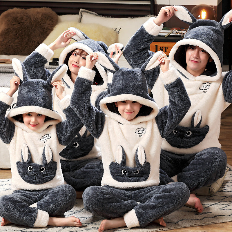 Une famille de trois vêtements de maison en peluche de corail