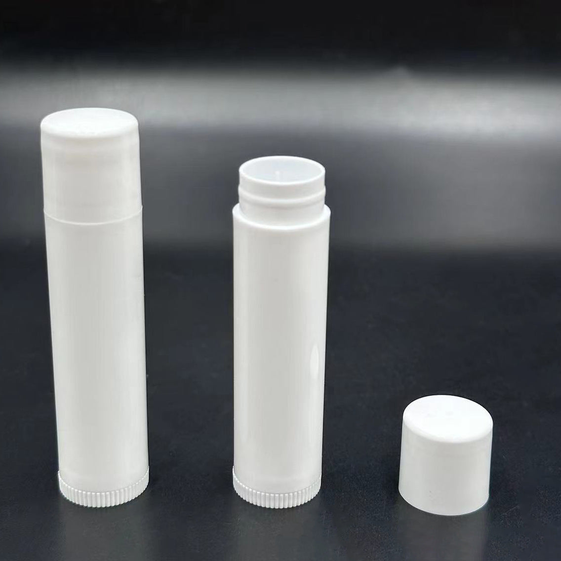 Tube rotatif en plastique pour distribuer des pâtes et des crèmes
