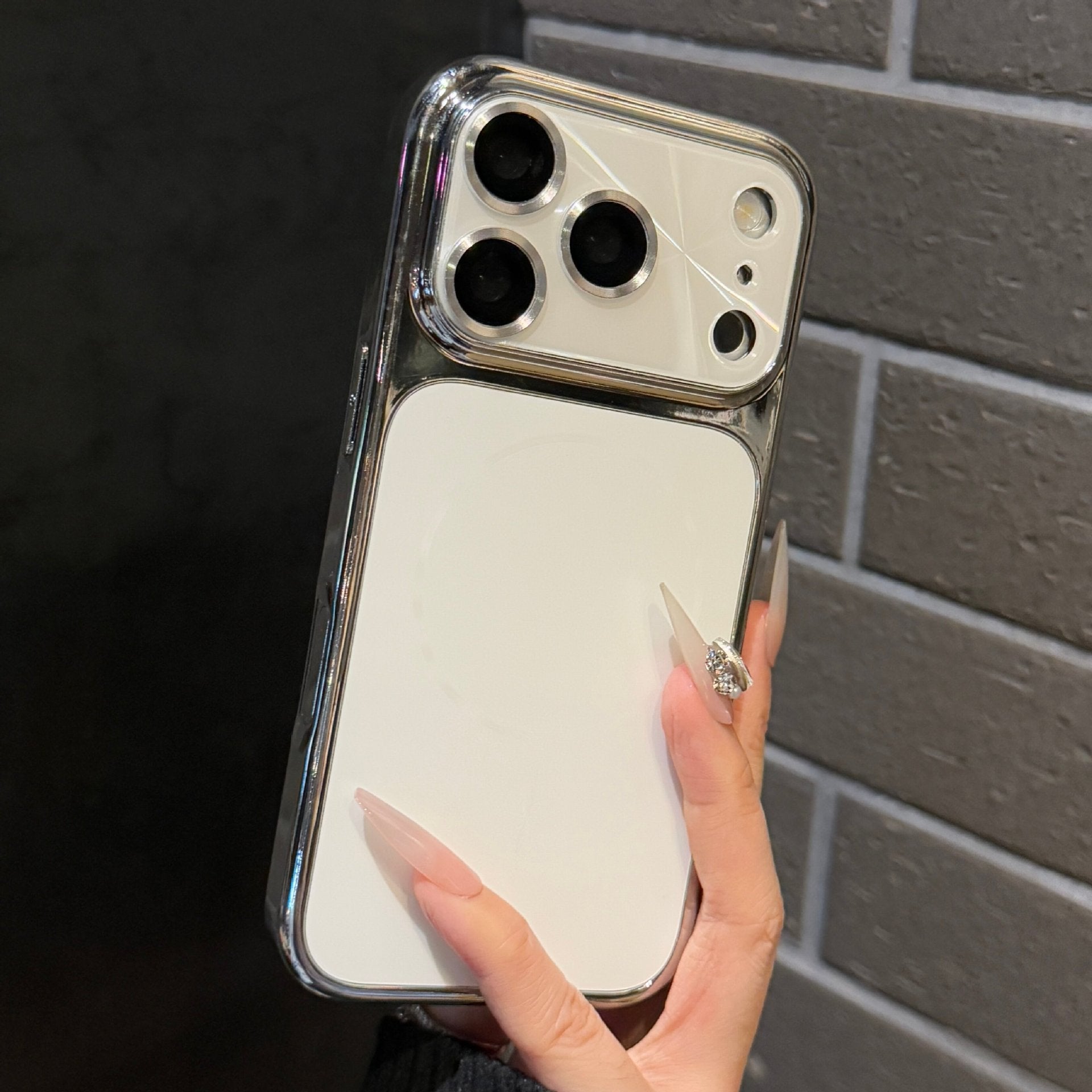 Cas téléphonique avec un protège-objectif intégré