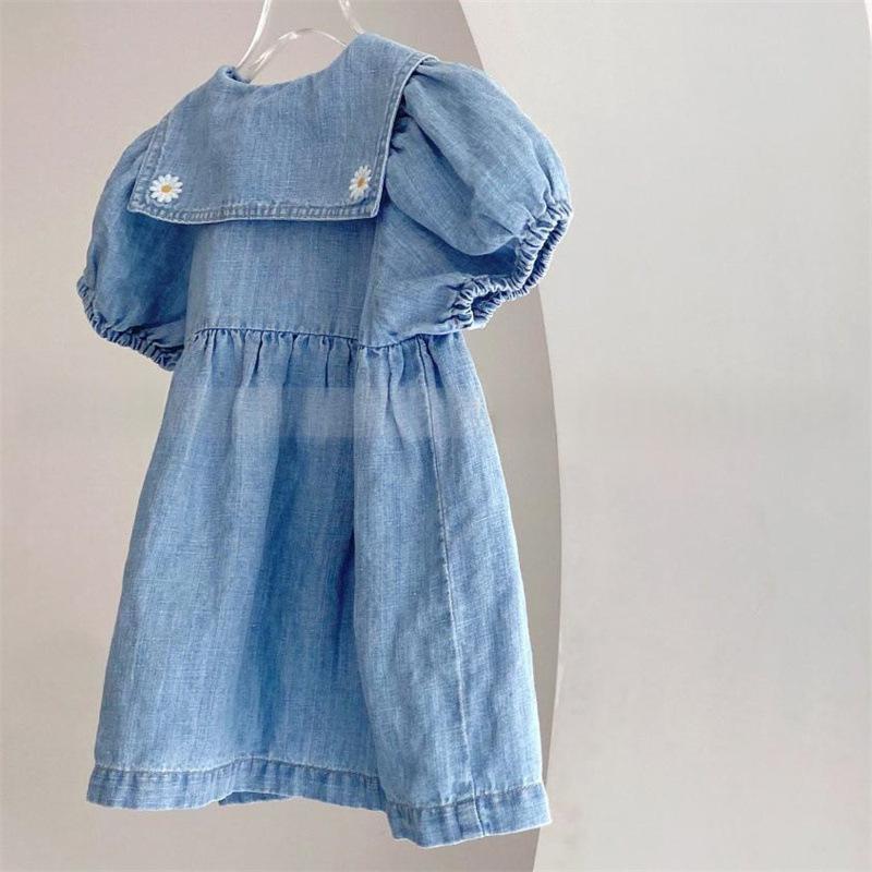 Robe de denim brodée à manches courtes