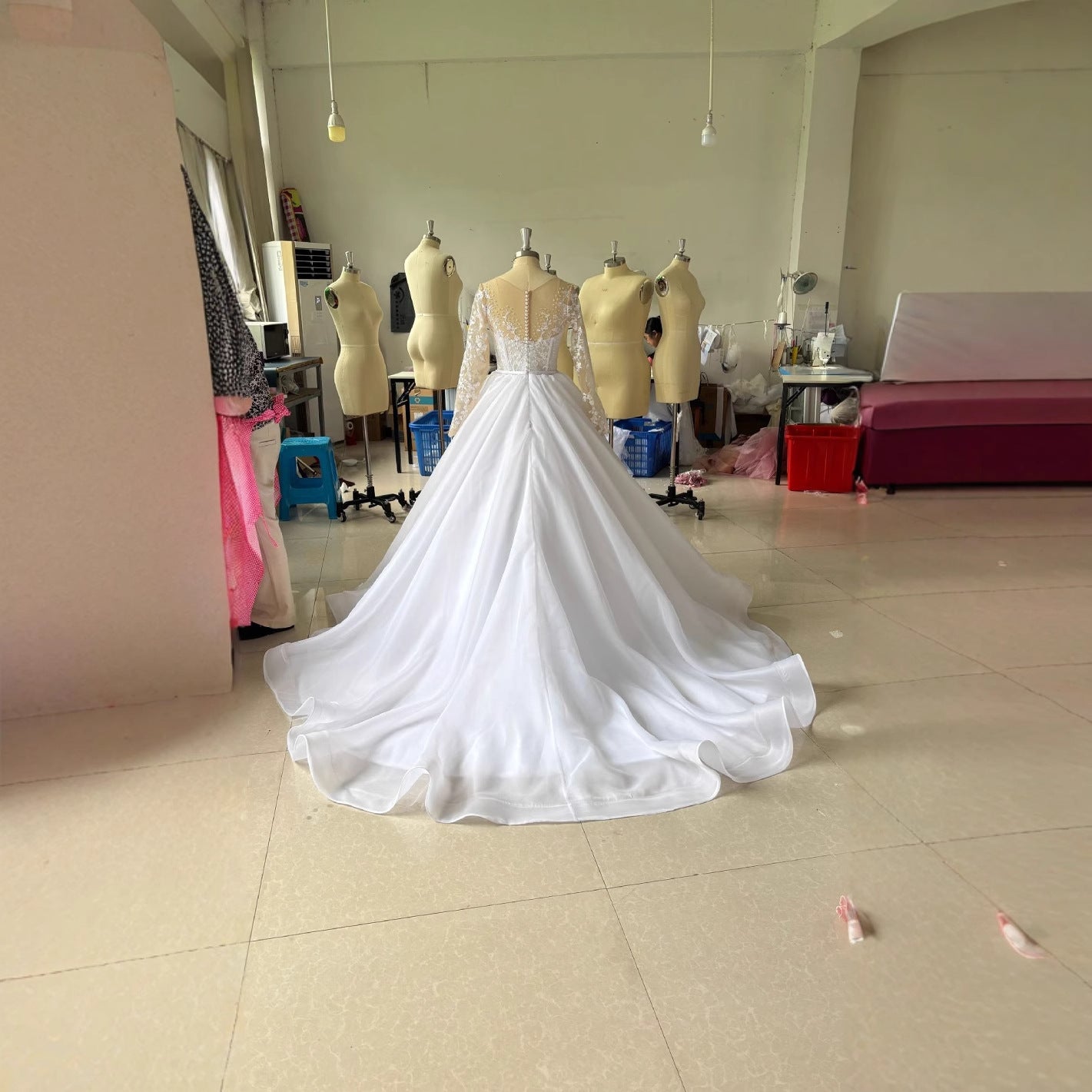 Robe de mariée à manches longues brodées