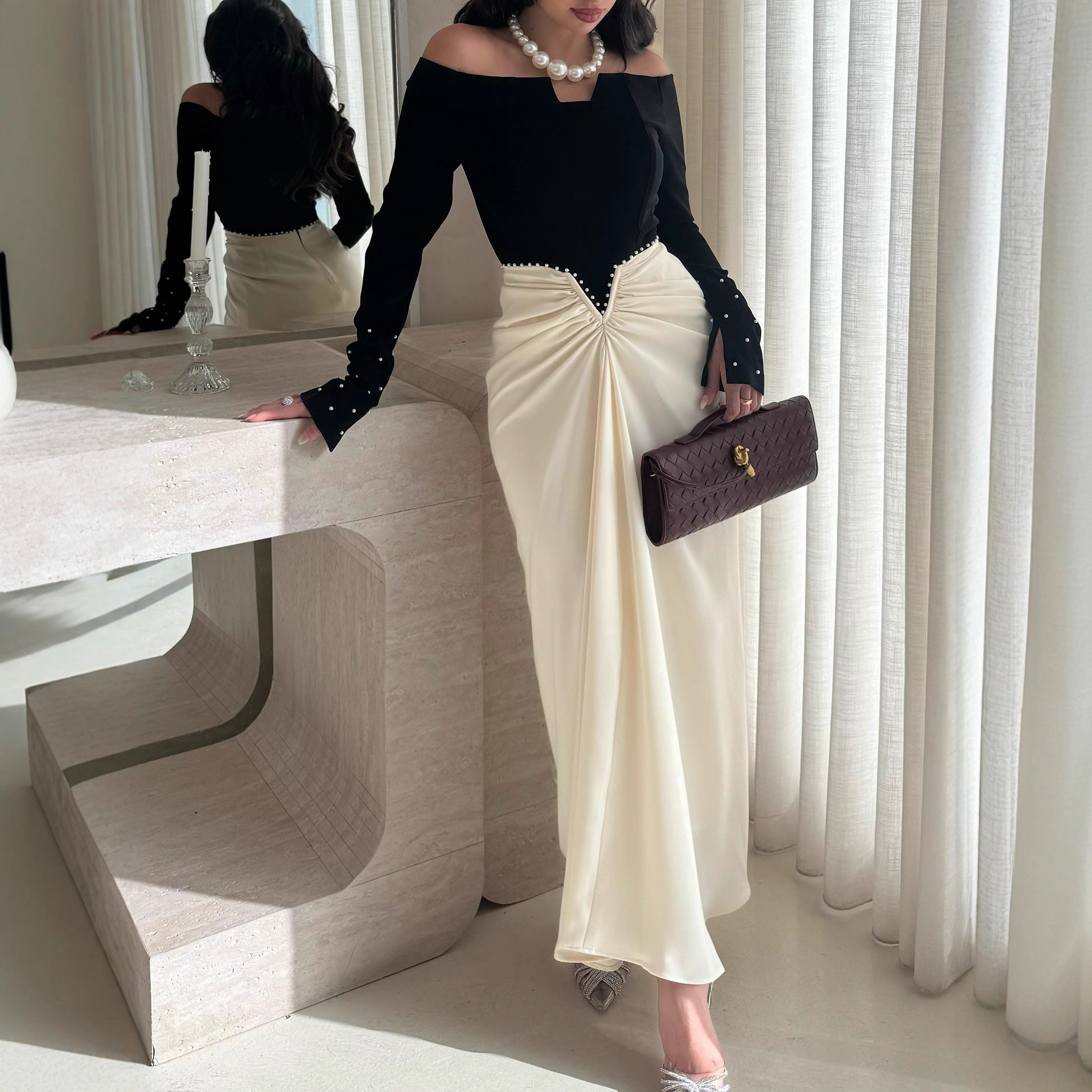 Robe de gaine élégante avec blocage de couleur et embellissements de perles