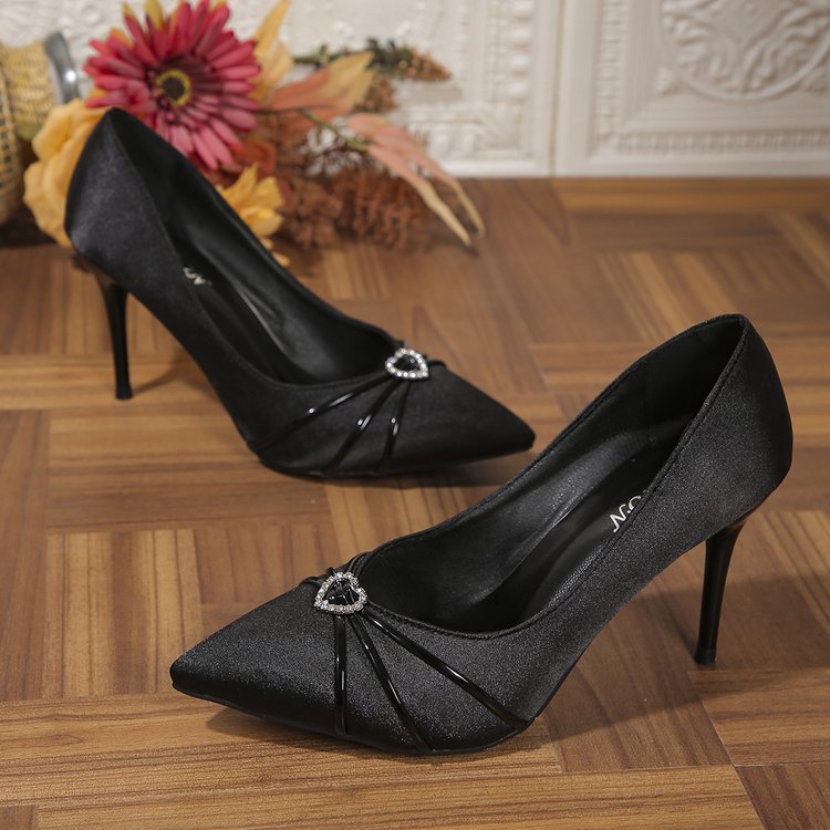 Les talons hauts d'automne des femmes