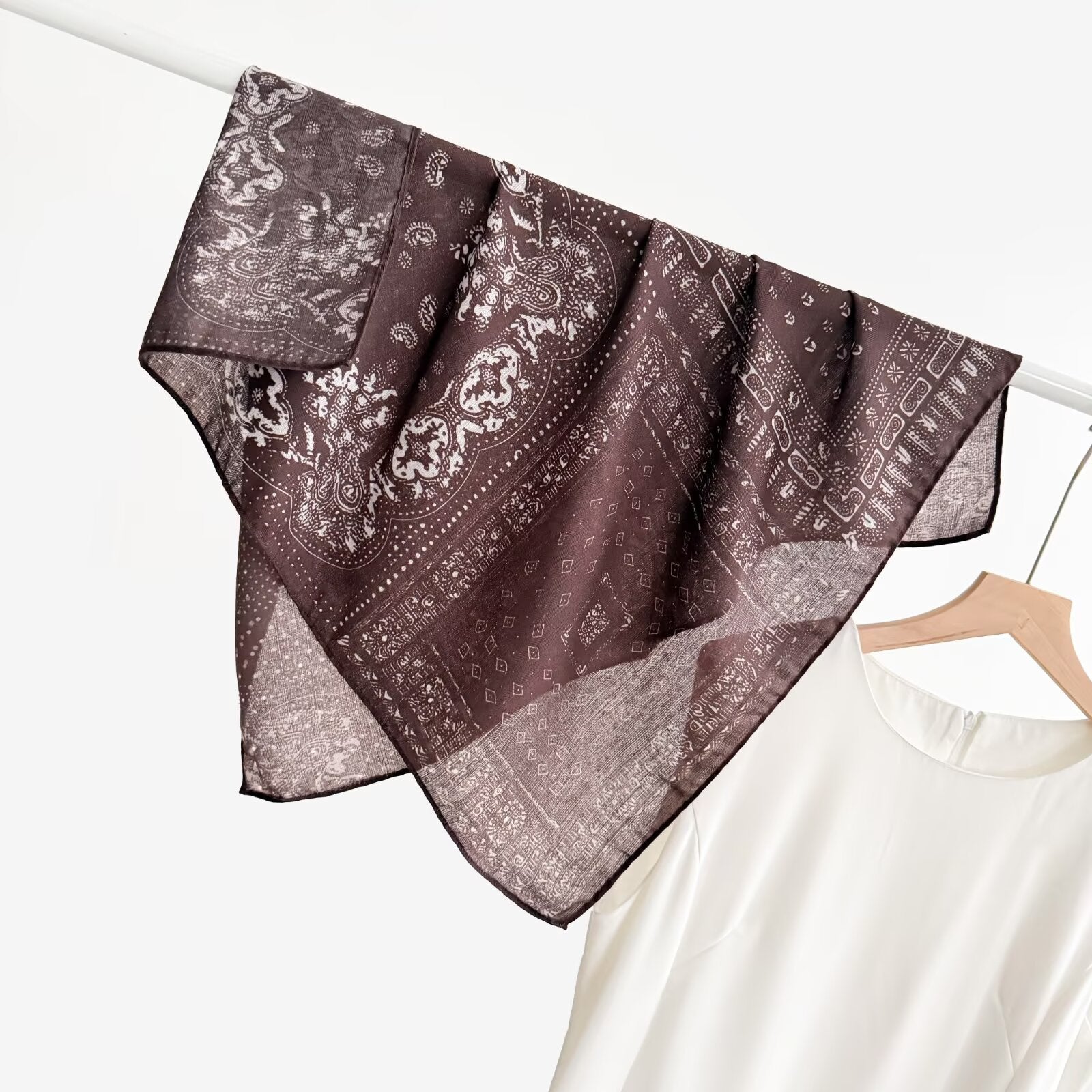 Vieille écharpe de cou pour femmes printemps et automne