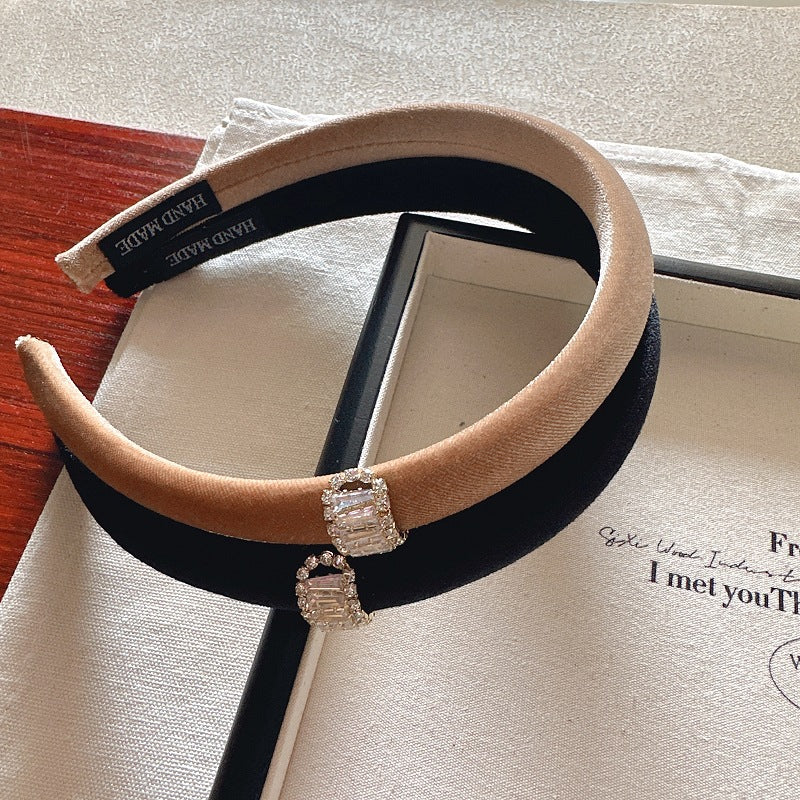 Haut de gamme Sophisticated Velvet Narrow Headband avec Strass et éponge Pading