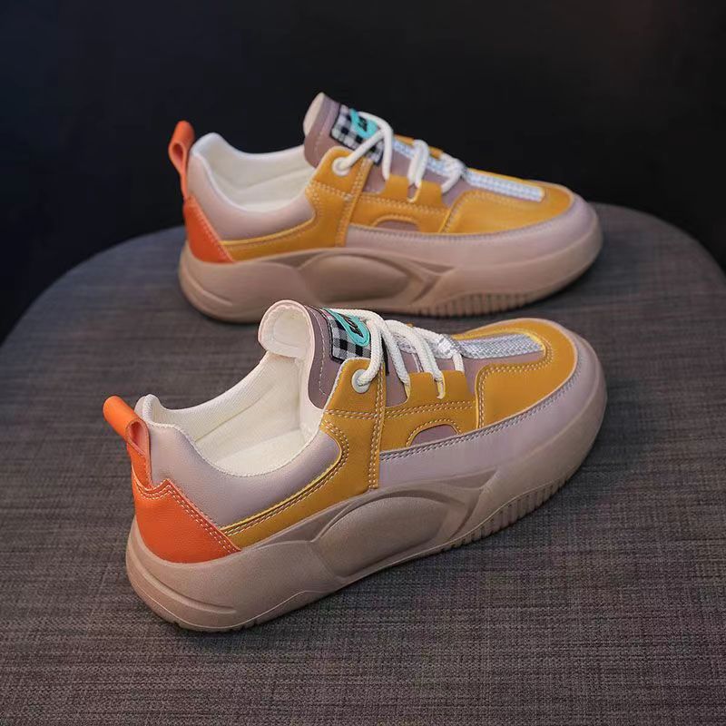 Sports et loisirs avec des chaussures de conseil d'épissage bas épais