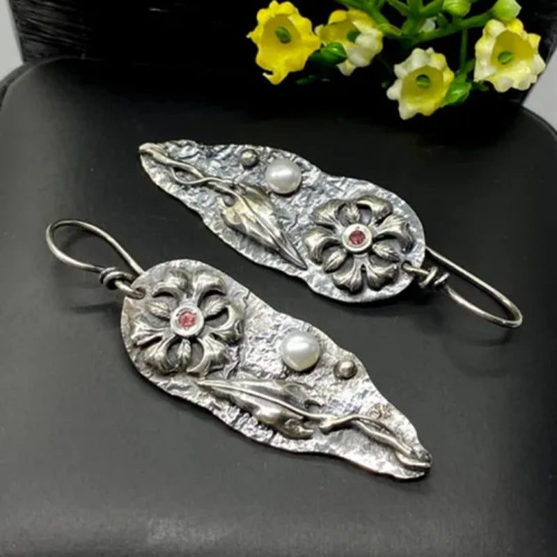 Boucles d'oreilles sculptées et incrustées de diamants