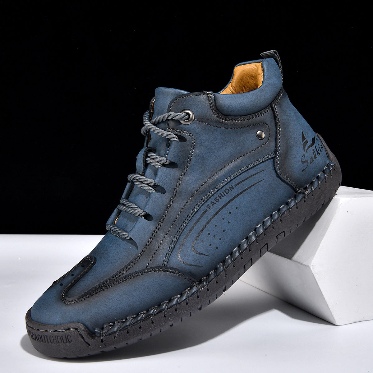 Mode Homme de plus de taille avec des semelles à la main