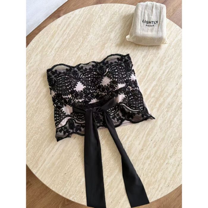 Camisole en dentelle sans pli, avec un détail Bow