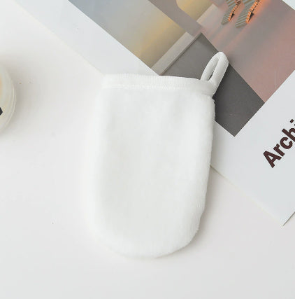 Nettoyer les cots du doigt maquillage faciale enlèvement des gants