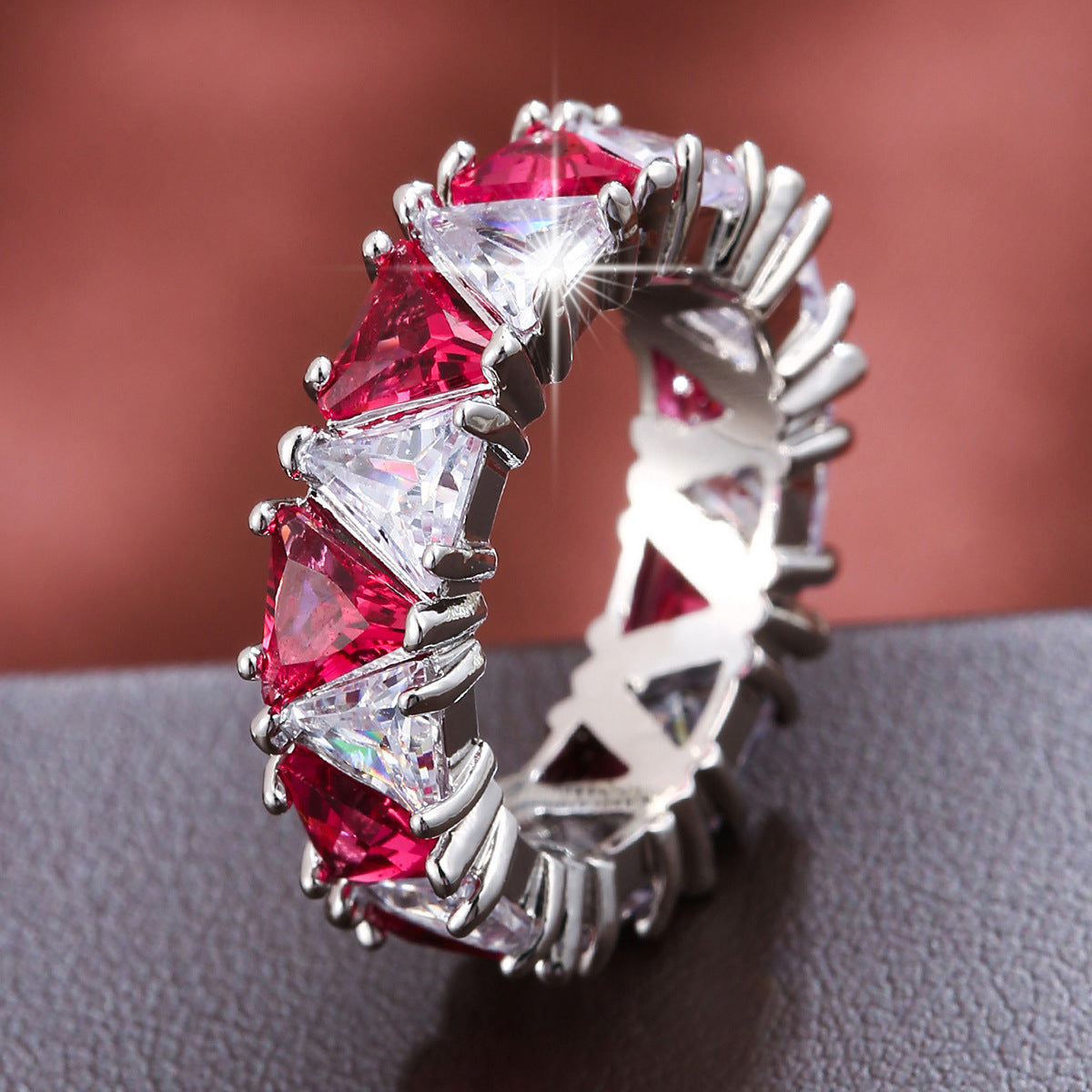 European And American Fashion Triangular Zirconia Anneau pour femmes