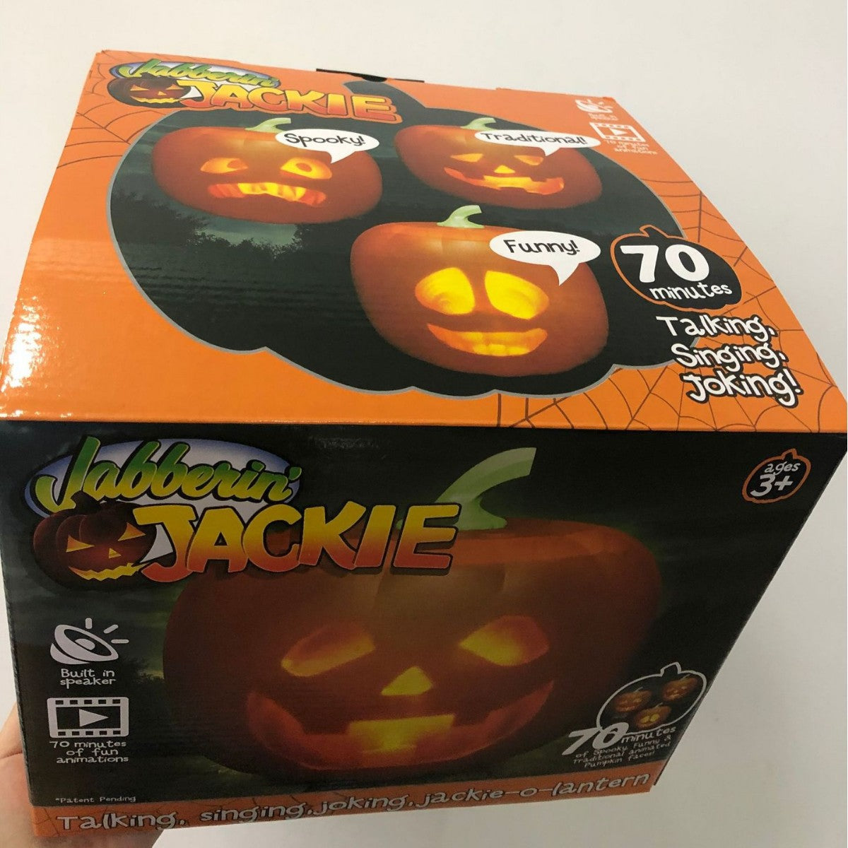 Un Jack-o-lantern avec une personnalité qui peut parler et chanter