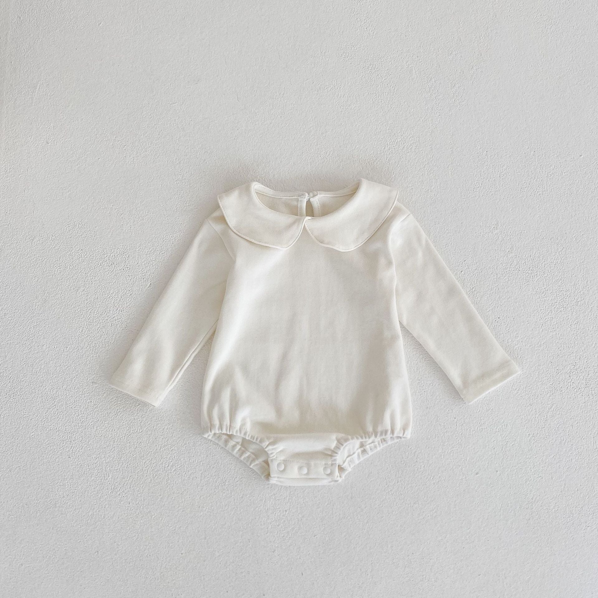 Collier de poupée de petite fille à manches longues