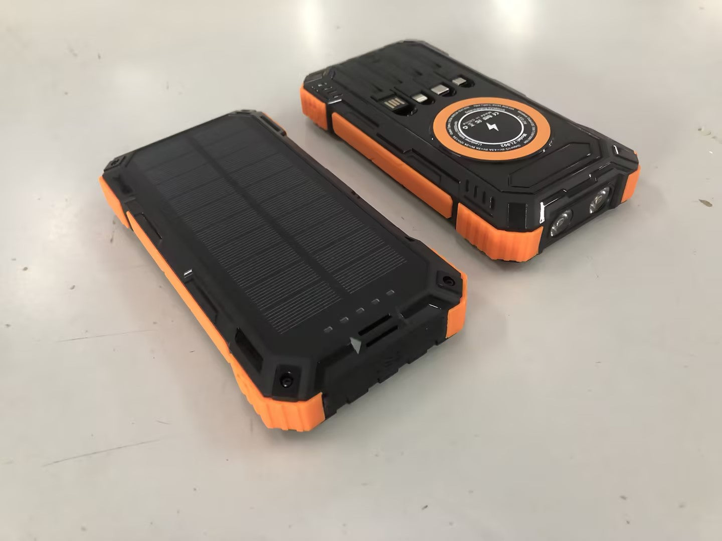 Livré avec une unité de recharge solaire à quatre fils
