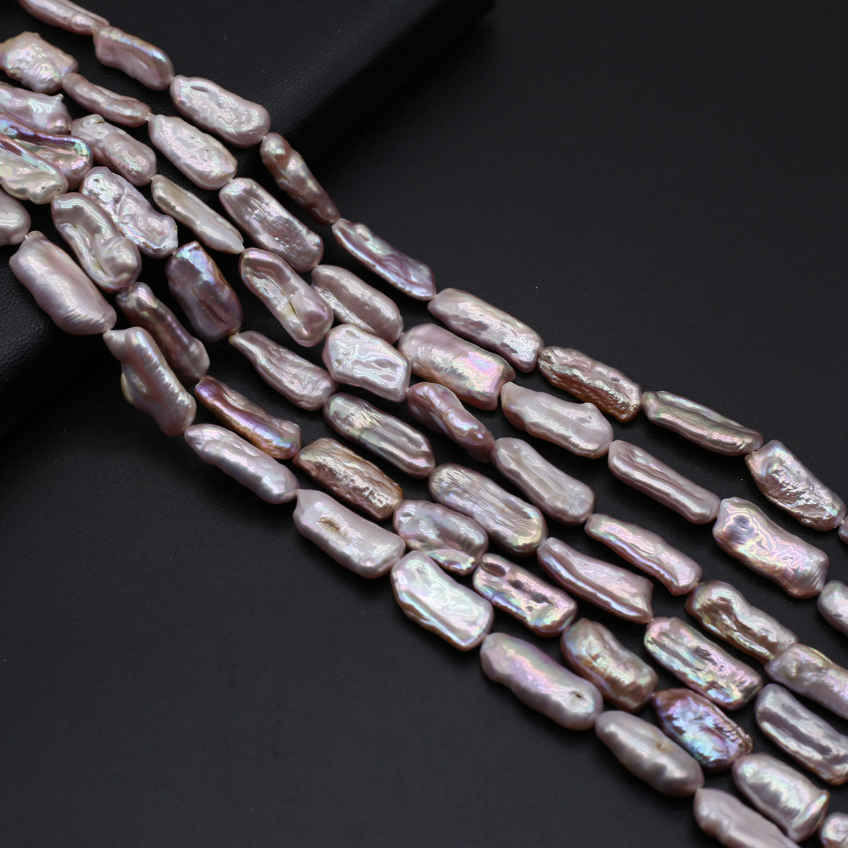 Perles de perles violettes d'eau vive