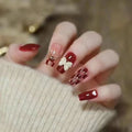 Des ongles à porter dans un tableau de bord rouge vin pour une manucure plus juste