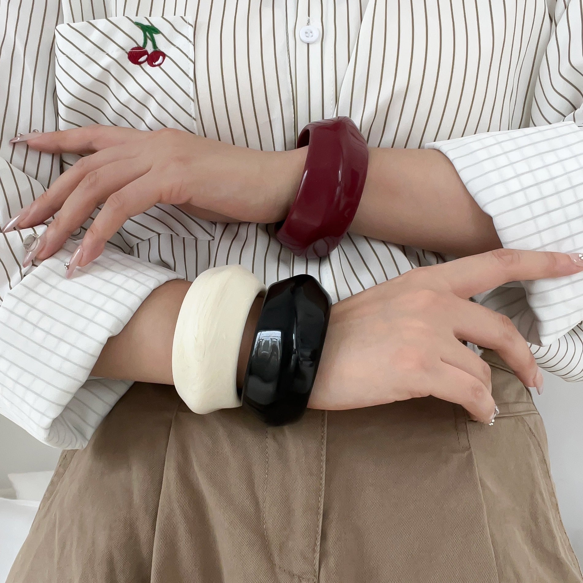 Bracelet en résine texturé à la mode