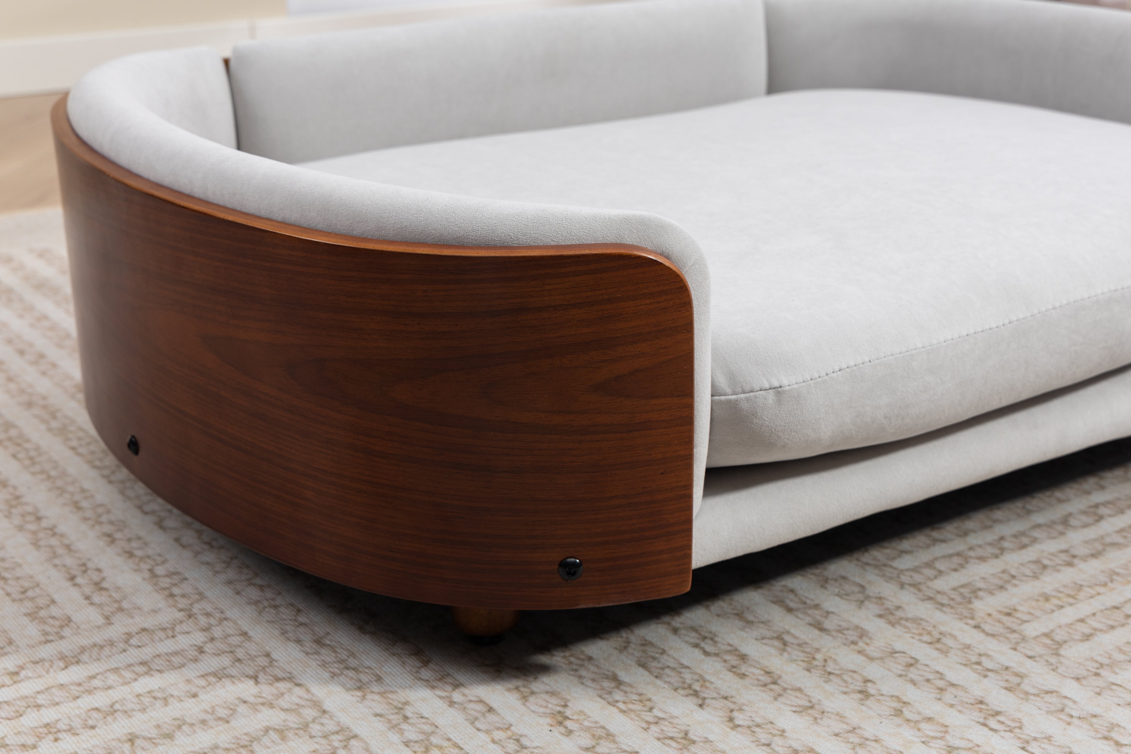 Style scandinave Lit de chien élevé Sofa Pet avec pieds en bois massif et noyer Bent Wood Bac