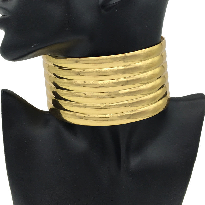 Collier exagéré européen et américain