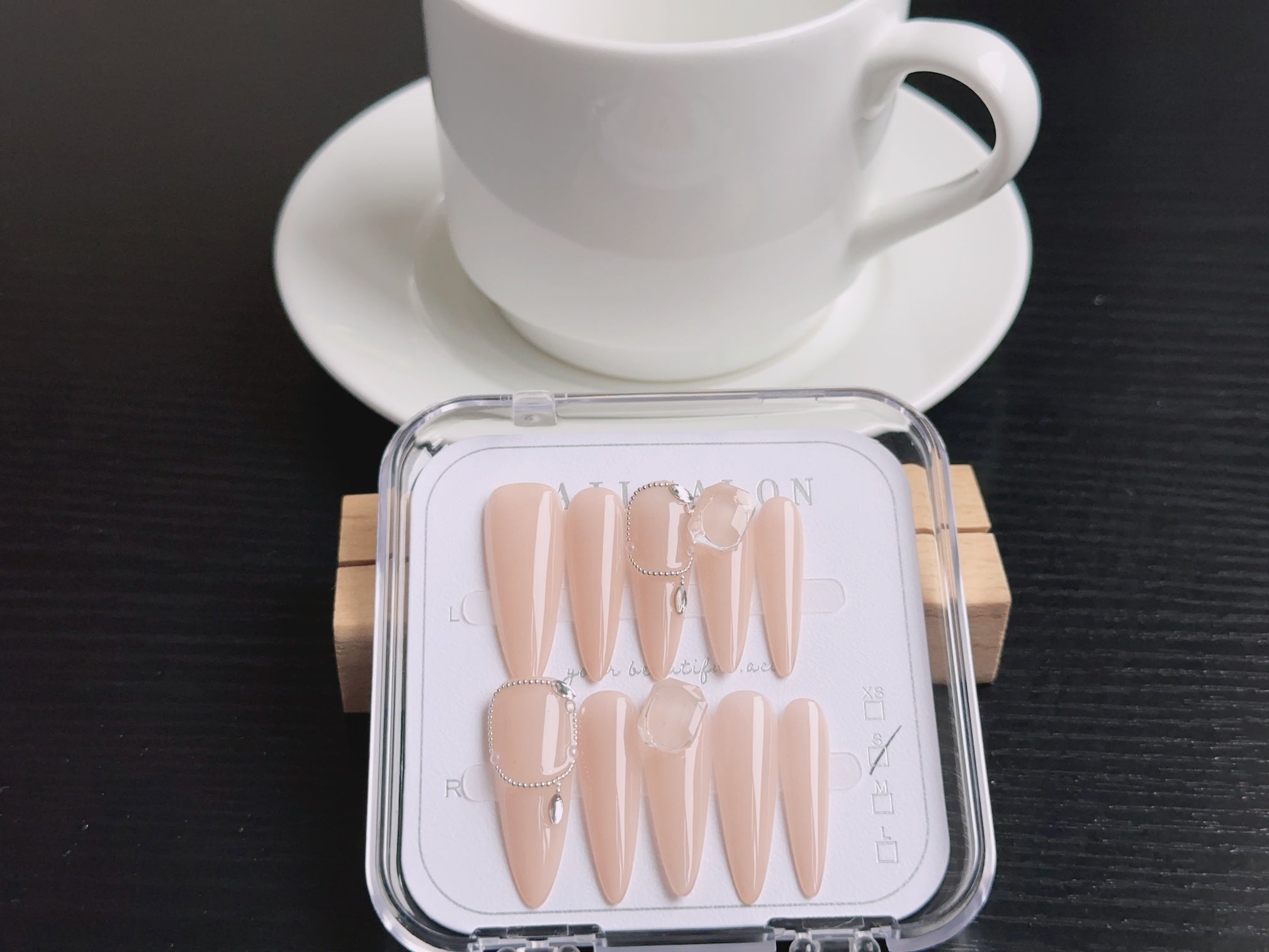 Appuyez sur les ongles T071