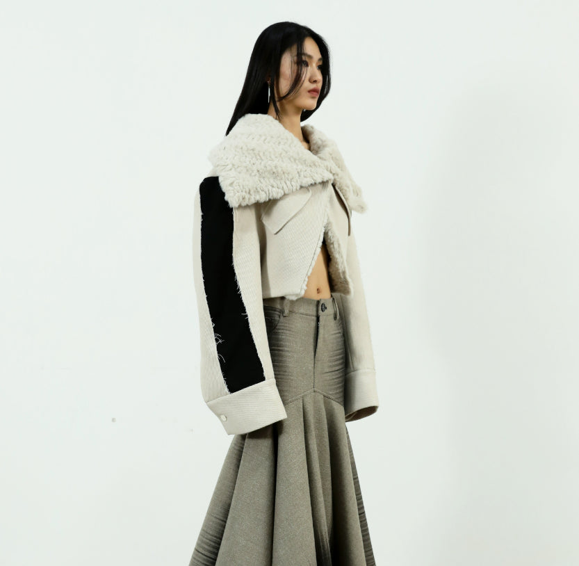 Manteau court en laine à bords bruts avec un grand lapel