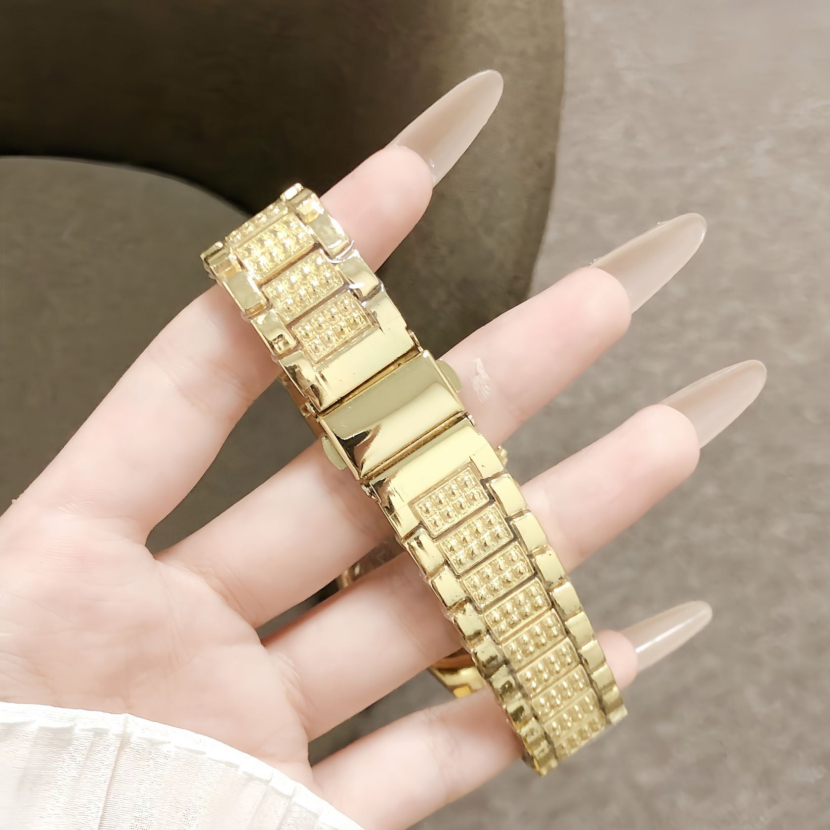 CONTENA Montre femme en or entièrement incrustée de diamants