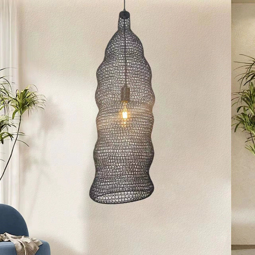 Restaurant chaud de style rustique avec des chandeliers à mailles
