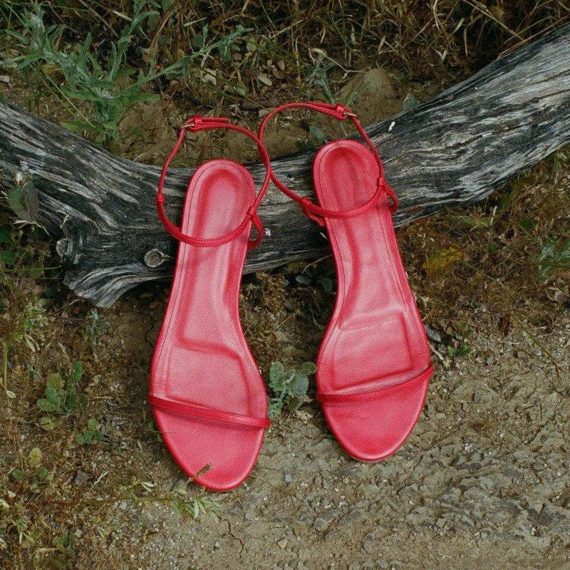 Sandales plates élégantes pour femmes avec une seule sangle
