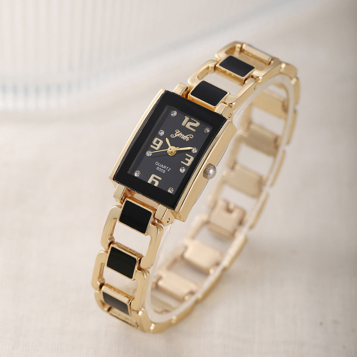 Femmes bracelet montre avec un cas carré incrusté de diamants