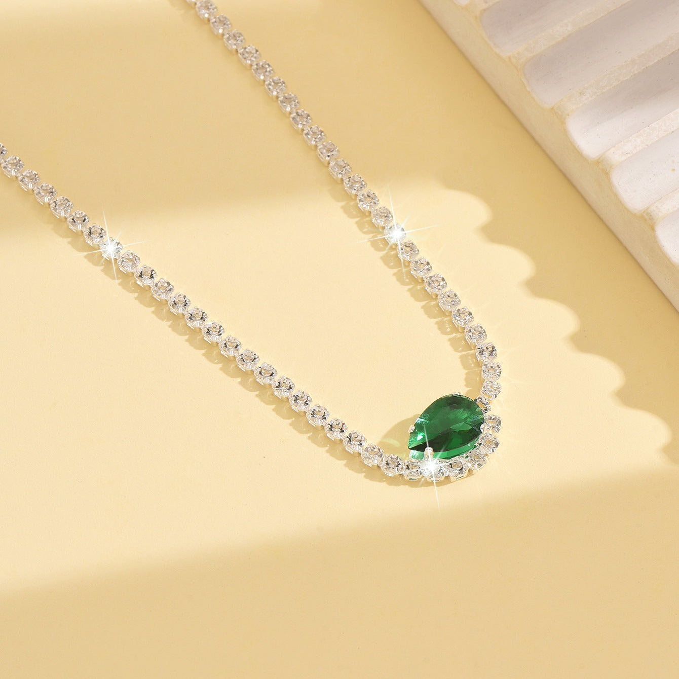Chaîne simple et fraîche de goutte d'eau verte Zircon