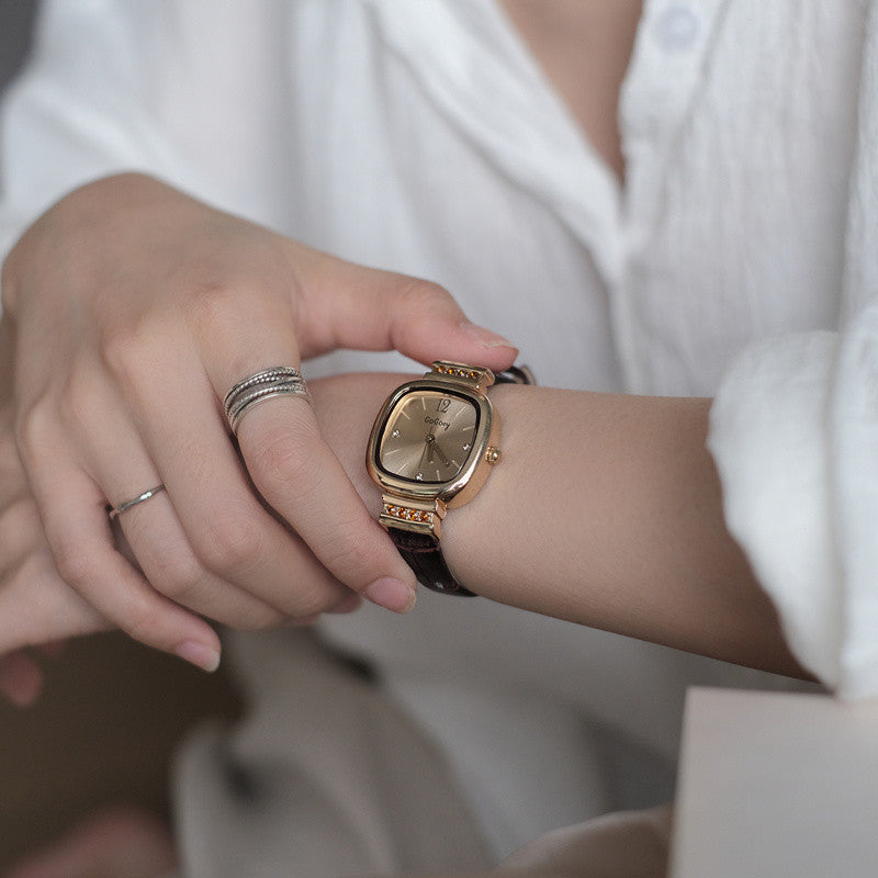 Montre femme de style rétro avec un design minimaliste Petite Square