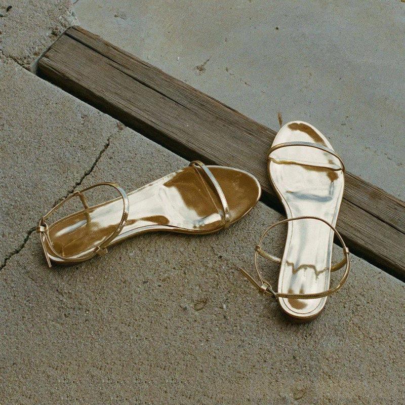 Sandales plates élégantes pour femmes avec une seule sangle