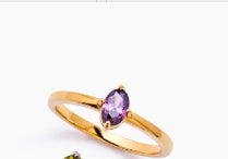 Une bague d'anniversaire en plusieurs pierres ornée de pierres de Zirconia en forme de marquise