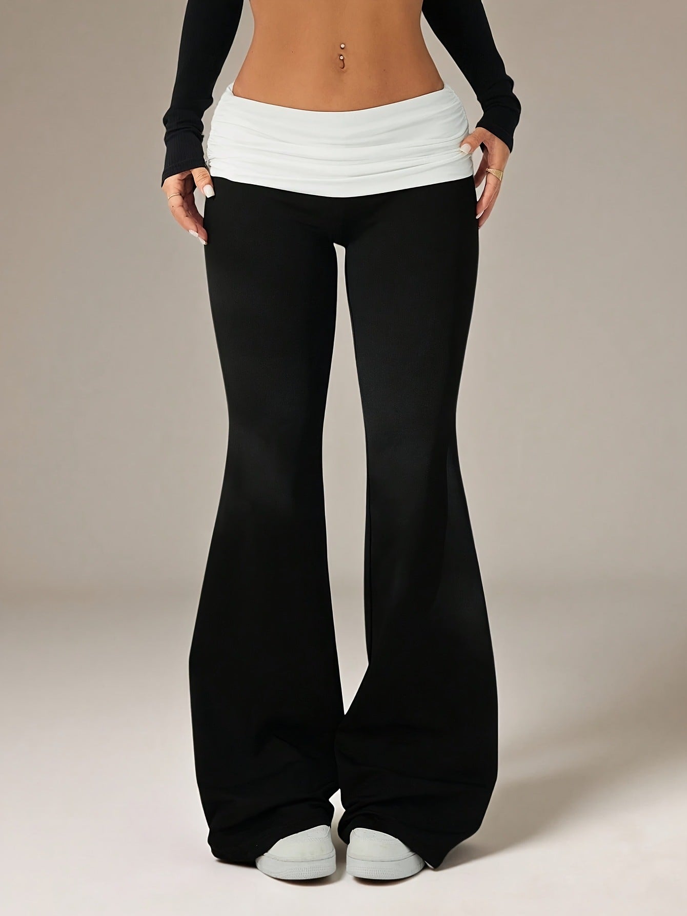 Pantalons élastiqués évasés pour le corps