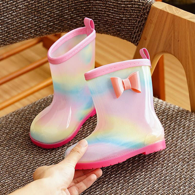 Bottes de pluie et bottes de bébé en velours