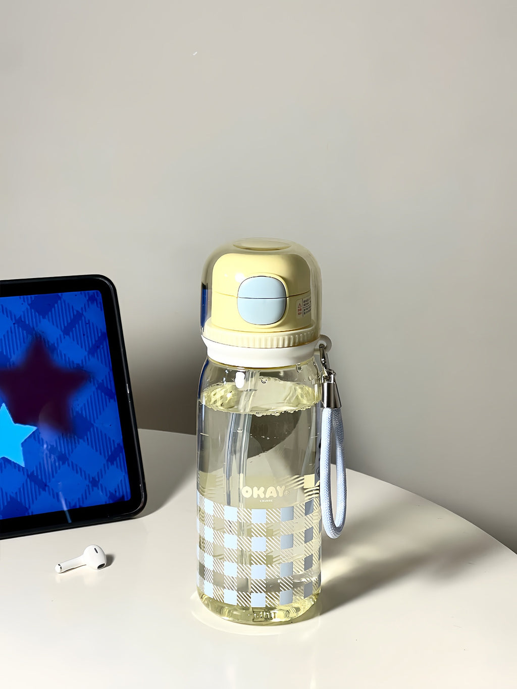 Coupe en plastique de qualité alimentaire de grande capacité avec une paille à double usage