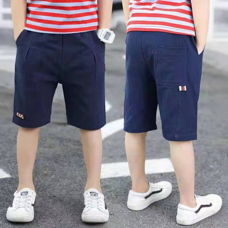 La mode des shorts d'été pour garçons