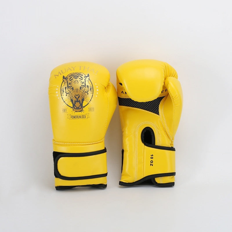 Boys Muay Thai boxe training avec un sac de frappe et des gants