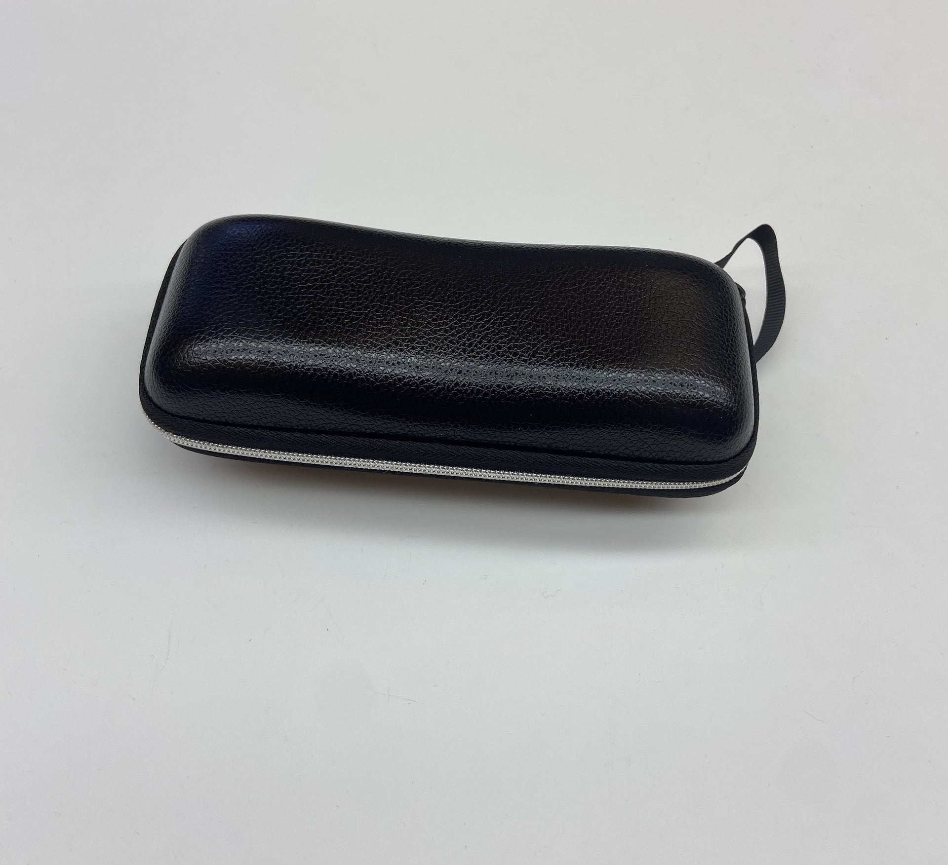 Boîte zippée noire avec bracelet et lunettes de soleil résistantes à la compression